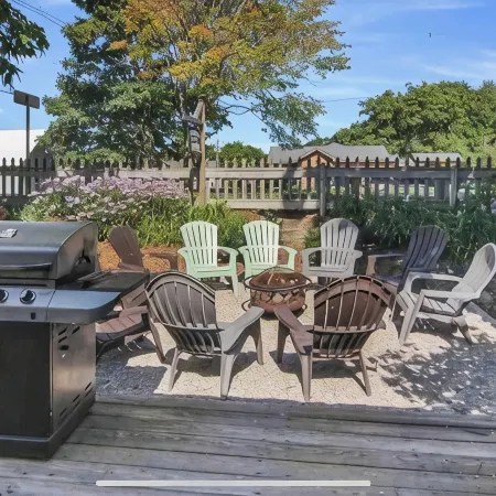 Cozy Large House, Big Porch, Fire Pit, Live Music Brewery, Heart of Lake Ann!