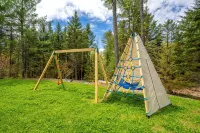 Modern A-Frame~ 9min Sunday River! HotTub! FirePit! Arcade Games! Slps 12 - Hytter