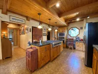 Westside 4-bdrm cabin between Hamilton & Victor with WiFi, AC. Enjoy your stay - Alppimaja