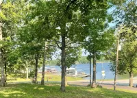 Charming 3 bedroom lake front house in Gilbertsville with WiFi and AC