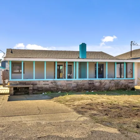 Renovated & Clean 'Original' OBX Bungalow, Direct Beach & Pier Access + EZ Cart