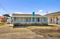 Renovated & Clean 'Original' OBX Bungalow, Direct Beach & Pier Access + EZ Cart - Homestays