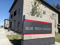Adventure Basecamp: Newly Built Retreat steps from Downtown Victor