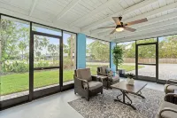 Charming Naples Retreat – Your Perfect Getaway!
