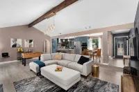 The Sinatra - Fun, 5BD Home! Huge Pool! Game Room! - Bungalows