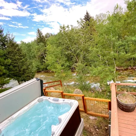 Log Cabin with Hot Tub Overlooking Rock Creek and Beartooth Mountains