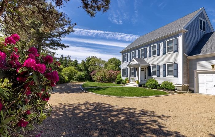 WALK TO VILLAGE LOCATION, NEW POOL, FAMILY COMPOUND!