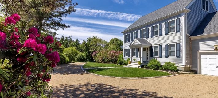 WALK TO VILLAGE LOCATION, NEW POOL, FAMILY COMPOUND! Hotels in Edgartown