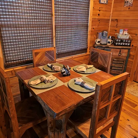 Relaxing 2 bedroom 2 bath cabin minutes from Dahlonega city center!
