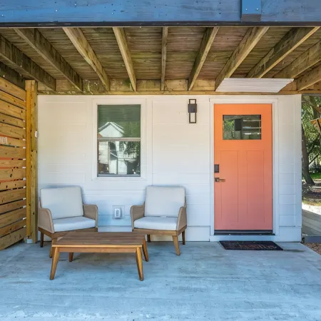 OBX Couples Retreat w/ Hot Tub, Beach Cruisers, Spa bath with modern soaker.