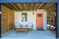 OBX Couples Retreat w/ Hot Tub, Beach Cruisers, Spa bath with modern soaker.