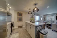 Luxury Town Square Condo king Bed & W/D - 4 stjerner