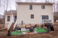 HOME AWAY FROM HOME/ 2 -story modern farmhouse at Lake Gaston  /HOT TUB AUG 1 - 3 stjerner
