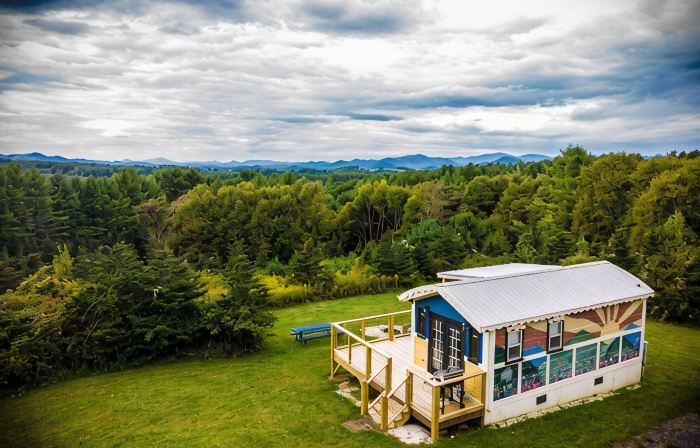 Tiny, charming mountaintop cottage with large firepit, deck and amazing views