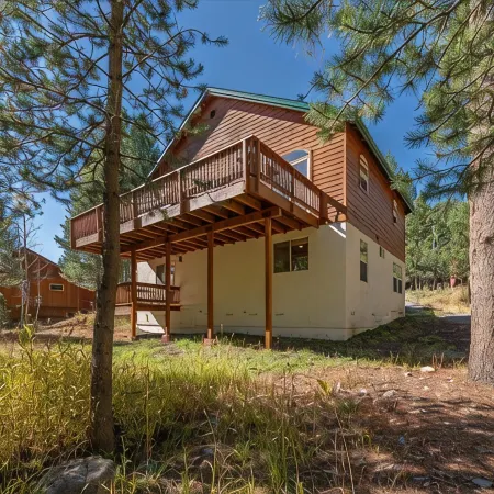 New! Tahoe Donner Alder Creek Retreat with Hot Tub. 5 BD//2.5BA