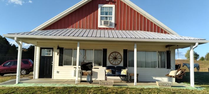 Horse farm with stunning mountain views! Hotels in Greene County