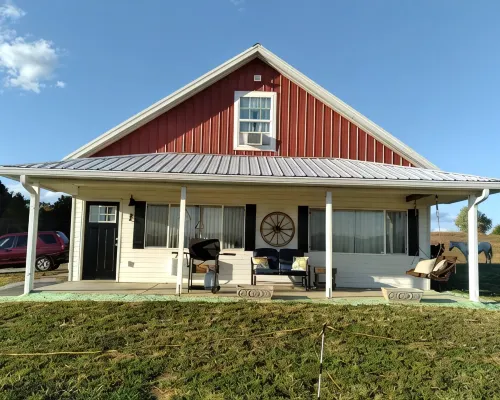 Horse farm with stunning mountain views! Hotels in Greene County