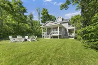 Classy Estate with Views + Walk to the Neat Café (10 min to Calabogie