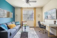 Luxury Suite King Bed 👑 Wi-Fi Pool Gym ✦ 55" Smart TVs 📺 Full Kitchen