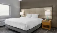 Amwell Suites- Somerset - 駐車場