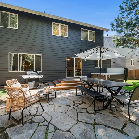 Mt. Bachelor Retreat! Hot tub, game room, family suite - great for large groups!