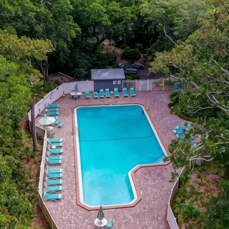 Quick Beach Access- Beautiful Screened in Deck and POOL