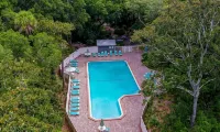 Quick Beach Access- Beautiful Screened in Deck and POOL - Private Pools