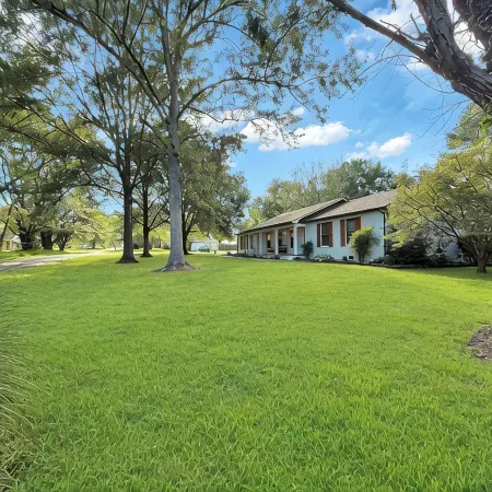3-BR 8 Guests Modern Ranch on 1/2 acre