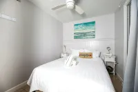 Charming 1-bedroom, Beachfront condo in fabulous Longboat Key steps to the beach