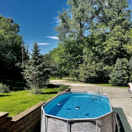 Log Cabin/ w hot tub, outdoor pool & pool table