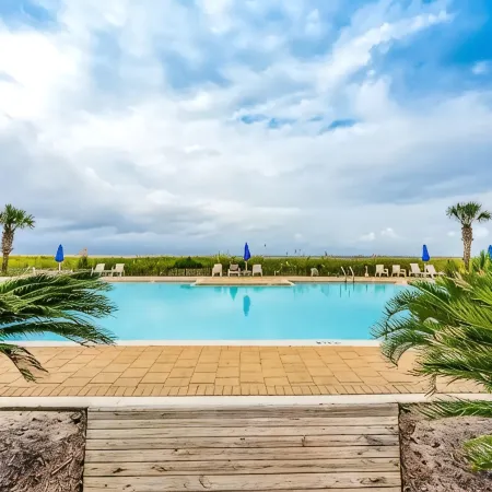 Walk to Florabama from Renovated Ground Floor 2Bd-2Ba w/ Pickleball, Boat Slips