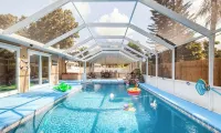Home with play room, enclosed pool and hot tub. Only 10 minutes from the beach! - プール
