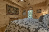Rustic Log Cabin Retreat, Hot Tub + Firepit
