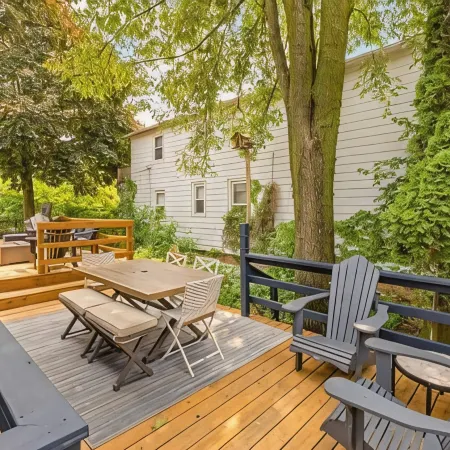 Cream City Lounge Parking AC Patio Pets Sleeps 11