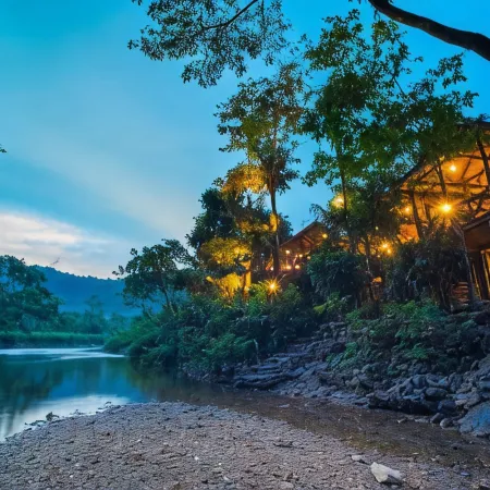Art's Riverview Lodge Hotels in Phanom