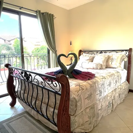 Perfectly Located Townhouse: Minutes to Beaches