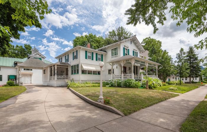 Carriage House Bed & Breakfast