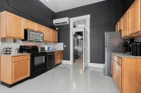 Spacious Luxury Black Downtown Apartment - Minutes from WEC! - Wifi