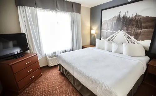Super 8 by Wyndham Whitecourt - ที่มีที่จอดรถ