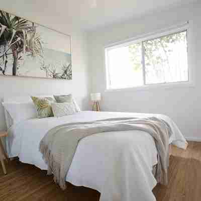 5 mins walk to Beach - Modern Beachy Escape. Netflix, Full Kitchen, Comfy Beds! Rooms
