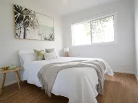 5 mins walk to Beach - Modern Beachy Escape. Netflix, Full Kitchen, Comfy Beds! Hotels in Terrigal