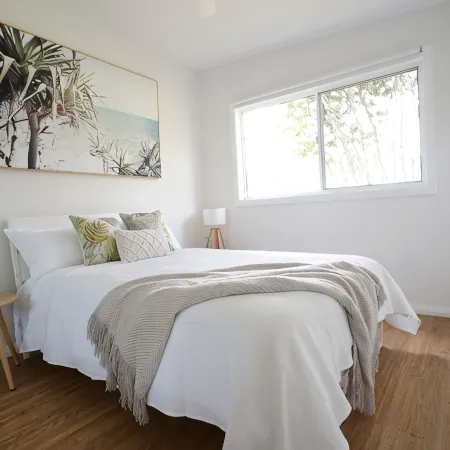 5 mins walk to Beach - Modern Beachy Escape. Netflix, Full Kitchen, Comfy Beds!