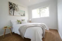 5 mins walk to Beach - Modern Beachy Escape. Netflix, Full Kitchen, Comfy Beds! - 4-Star