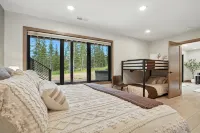 Magnificent 5 bedroom with Theater Room, AC, Hot Tub and Paved Roads - Boutique