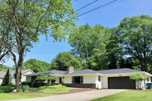 Beachwood Home - Muskegon - walk 2 Lake MI BEACH + local playground + pickleball - 4-Star