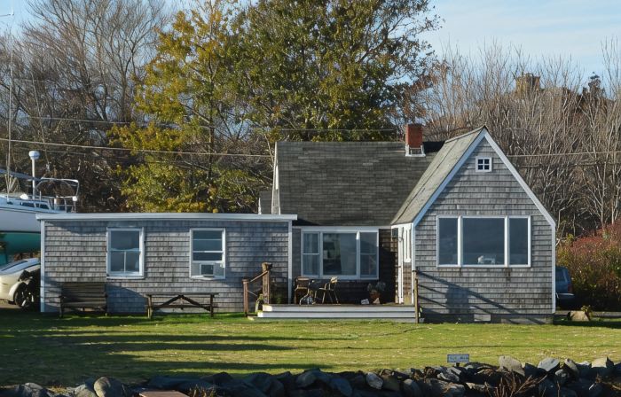 3-bedroom waterfront house with use of marina facilities in charming Jamestown!