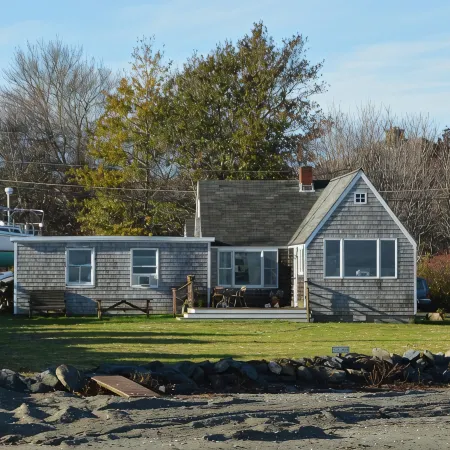 3-bedroom waterfront house with use of marina facilities in charming Jamestown!