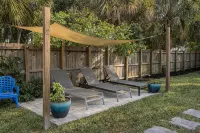 The Peacock Bungalow - Newly Renovated, Heated Pool & Jacuzzi, 5 min to Beach - 4-Star