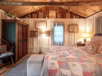 Quaint and cozy log  and knotty pine cabin close to lakes. Hotels in Harrison