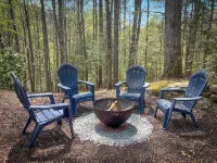 Mountain Hideaway - Hot Tub, Fire Pit, Close to Town - 4-Sterne